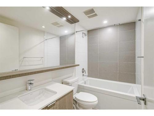 307-128 2 Street Sw, Calgary, AB - Indoor Photo Showing Bathroom