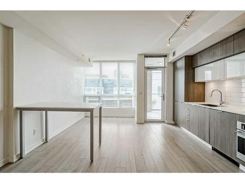 307-128 2 Street Sw, Calgary, AB - Indoor Photo Showing Kitchen