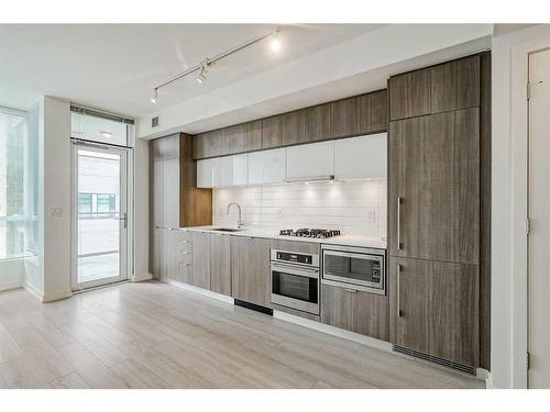 307-128 2 Street Sw, Calgary, AB - Indoor Photo Showing Kitchen With Upgraded Kitchen