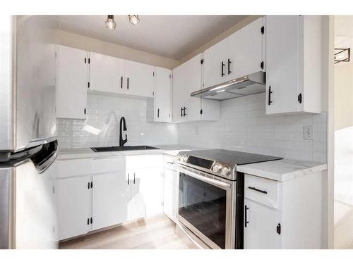 42-100 Pennsylvania Road Se, Calgary, AB - Indoor Photo Showing Kitchen With Upgraded Kitchen