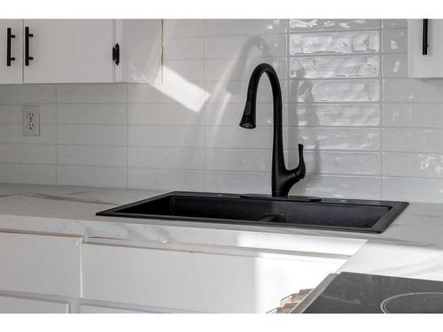 42-100 Pennsylvania Road Se, Calgary, AB - Indoor Photo Showing Kitchen With Double Sink