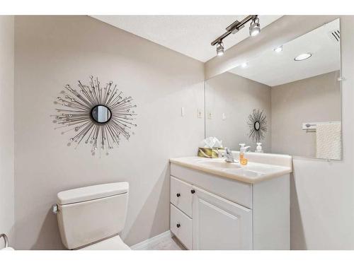 143 Christie Knoll Heights Sw, Calgary, AB - Indoor Photo Showing Bathroom