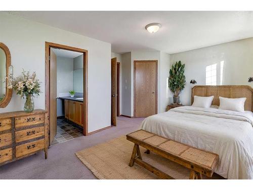 39 Covemeadow Manor Ne, Calgary, AB - Indoor Photo Showing Bedroom