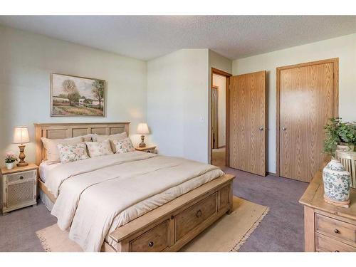 39 Covemeadow Manor Ne, Calgary, AB - Indoor Photo Showing Bedroom