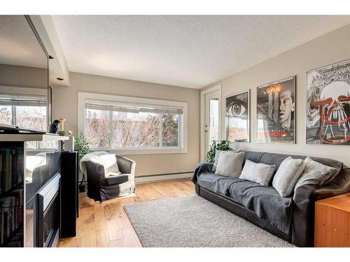 401-728 3 Avenue Nw, Calgary, AB - Indoor Photo Showing Living Room