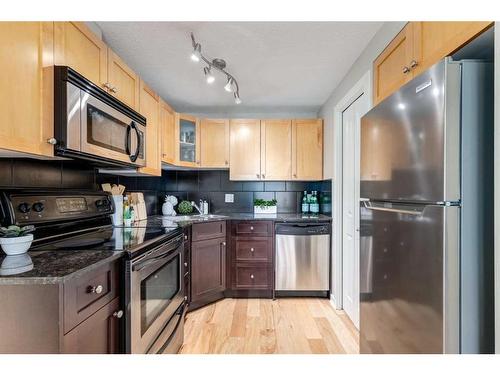 401-728 3 Avenue Nw, Calgary, AB - Indoor Photo Showing Kitchen