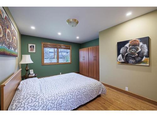 311 Roxboro Road Sw, Calgary, AB - Indoor Photo Showing Bedroom