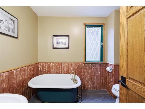 311 Roxboro Road Sw, Calgary, AB - Indoor Photo Showing Bathroom