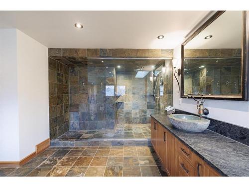 311 Roxboro Road Sw, Calgary, AB - Indoor Photo Showing Bathroom