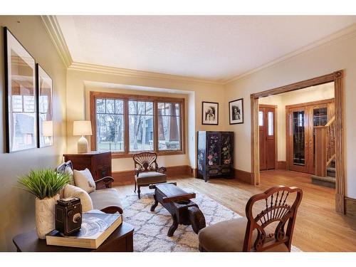 311 Roxboro Road Sw, Calgary, AB - Indoor Photo Showing Living Room