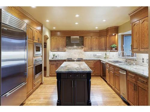 311 Roxboro Road Sw, Calgary, AB - Indoor Photo Showing Kitchen With Upgraded Kitchen