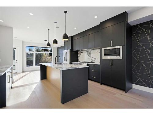 3546 2Nd Avenue Sw, Calgary, AB - Indoor Photo Showing Kitchen With Upgraded Kitchen