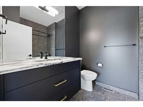 3546 2Nd Avenue Sw, Calgary, AB - Indoor Photo Showing Bathroom