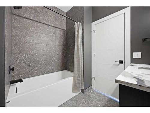 3546 2Nd Avenue Sw, Calgary, AB - Indoor Photo Showing Bathroom