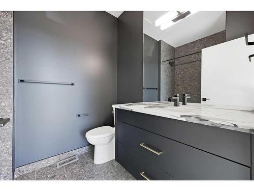 3546 2Nd Avenue Sw, Calgary, AB - Indoor Photo Showing Bathroom