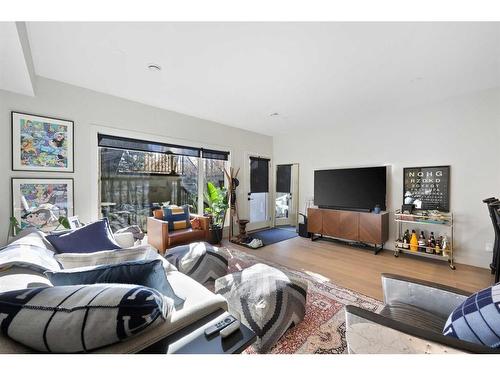 3546 2Nd Avenue Sw, Calgary, AB - Indoor Photo Showing Living Room