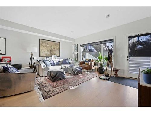 3546 2Nd Avenue Sw, Calgary, AB - Indoor Photo Showing Bedroom