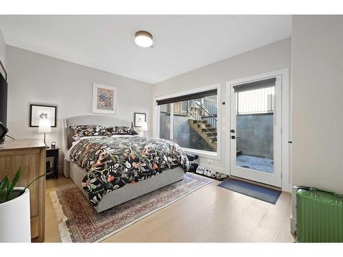 3546 2Nd Avenue Sw, Calgary, AB - Indoor Photo Showing Bedroom