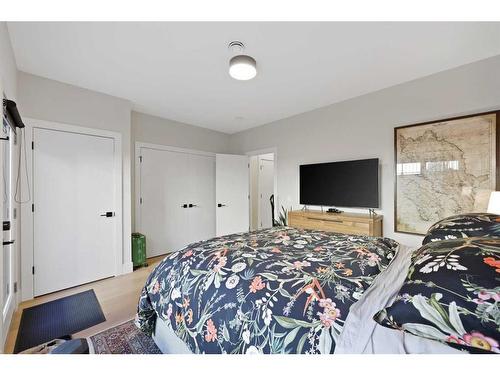 3546 2Nd Avenue Sw, Calgary, AB - Indoor Photo Showing Bedroom