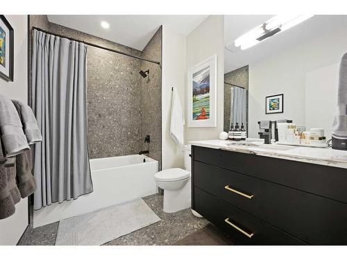 3546 2Nd Avenue Sw, Calgary, AB - Indoor Photo Showing Bathroom