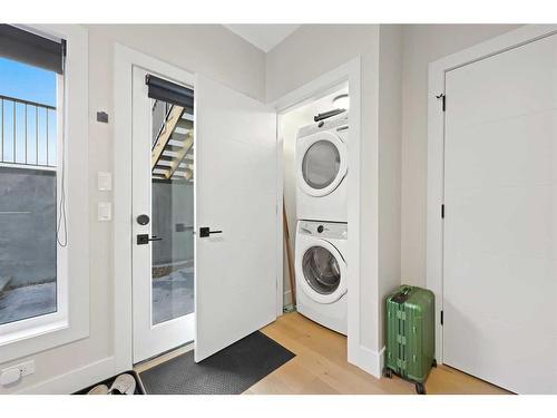 3546 2Nd Avenue Sw, Calgary, AB - Indoor Photo Showing Laundry Room