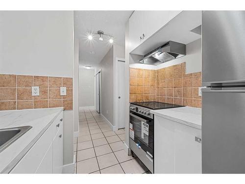 103-431 1 Avenue Ne, Calgary, AB - Indoor Photo Showing Kitchen