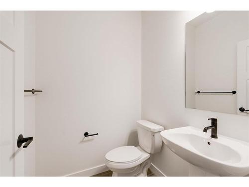 211 Silver Spruce Grove Sw, Calgary, AB - Indoor Photo Showing Bathroom