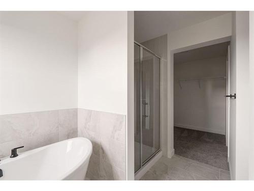 211 Silver Spruce Grove Sw, Calgary, AB - Indoor Photo Showing Bathroom