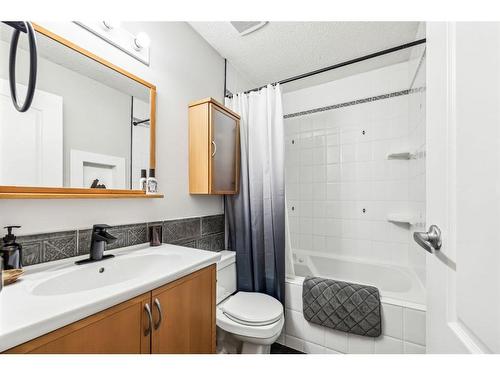 212 Deerview Drive Se, Calgary, AB - Indoor Photo Showing Bathroom