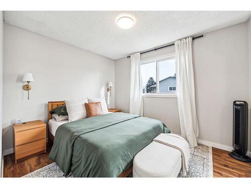 212 Deerview Drive Se, Calgary, AB - Indoor Photo Showing Bedroom