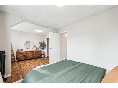 212 Deerview Drive Se, Calgary, AB - Indoor Photo Showing Bedroom