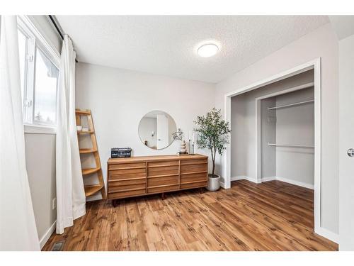 212 Deerview Drive Se, Calgary, AB - Indoor Photo Showing Bedroom