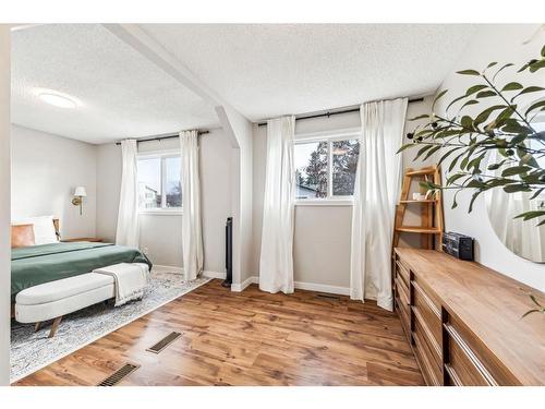 212 Deerview Drive Se, Calgary, AB - Indoor Photo Showing Bedroom