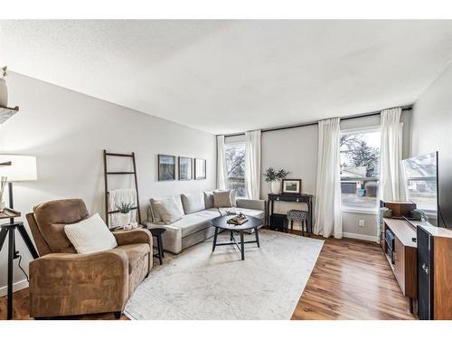 212 Deerview Drive Se, Calgary, AB - Indoor Photo Showing Living Room