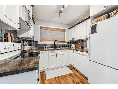 212 Deerview Drive Se, Calgary, AB - Indoor Photo Showing Kitchen