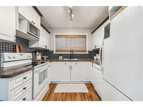 212 Deerview Drive Se, Calgary, AB - Indoor Photo Showing Kitchen