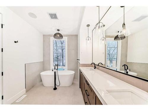 1613 32 Avenue Sw, Calgary, AB - Indoor Photo Showing Bathroom