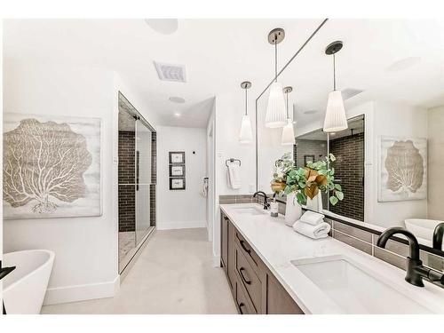 1613 32 Avenue Sw, Calgary, AB - Indoor Photo Showing Bathroom