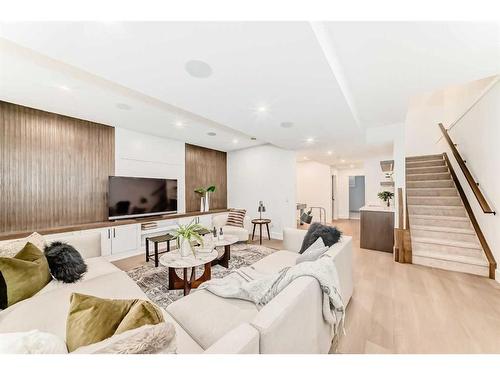 1613 32 Avenue Sw, Calgary, AB - Indoor Photo Showing Living Room