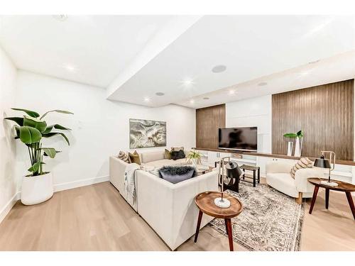 1613 32 Avenue Sw, Calgary, AB - Indoor Photo Showing Living Room