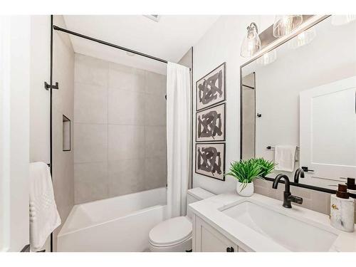 1613 32 Avenue Sw, Calgary, AB - Indoor Photo Showing Bathroom