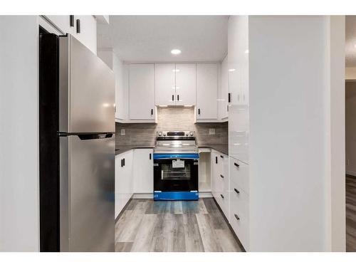 56 Woodview Court Sw, Calgary, AB - Indoor Photo Showing Kitchen