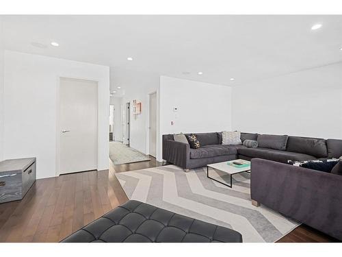 2104 28 Avenue Sw, Calgary, AB - Indoor Photo Showing Living Room