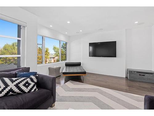 2104 28 Avenue Sw, Calgary, AB - Indoor Photo Showing Living Room