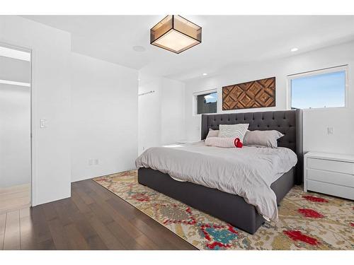 2104 28 Avenue Sw, Calgary, AB - Indoor Photo Showing Bedroom