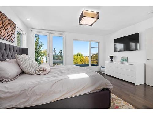 2104 28 Avenue Sw, Calgary, AB - Indoor Photo Showing Bedroom