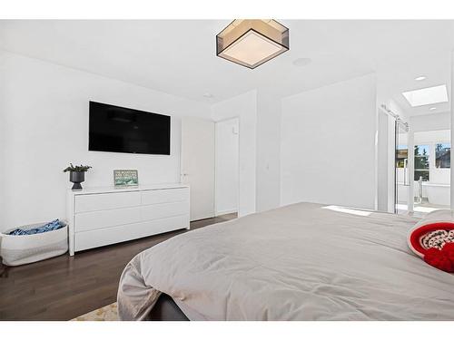 2104 28 Avenue Sw, Calgary, AB - Indoor Photo Showing Bedroom