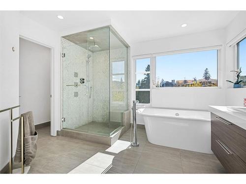 2104 28 Avenue Sw, Calgary, AB - Indoor Photo Showing Bathroom