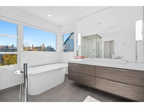 2104 28 Avenue Sw, Calgary, AB - Indoor Photo Showing Bathroom