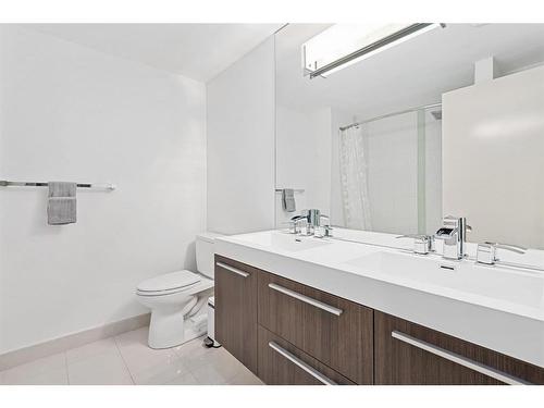 2104 28 Avenue Sw, Calgary, AB - Indoor Photo Showing Bathroom